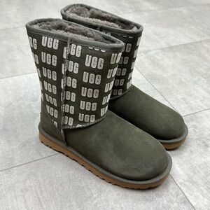 🍁 UGG 🍁 CLASSIC SHORT II UGG GRAPHIC GRAY WINTER BOOT COZY
